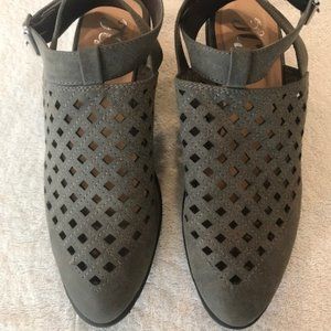 TGDJ brand brown/tannish suede closed toe short booties Size 10